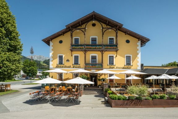 Blick auf das Hotel Gasthof Post mit Sonnenterrasse