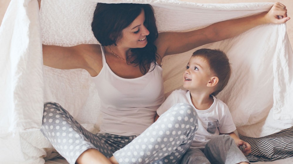 Mutter und Kind gemeinsam im Bett