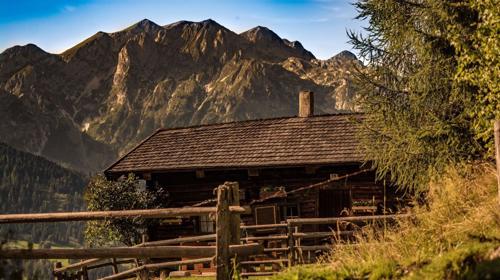 Almhütte mit Blick auf das Tennengebirgsmassiv © Markus Ampferer