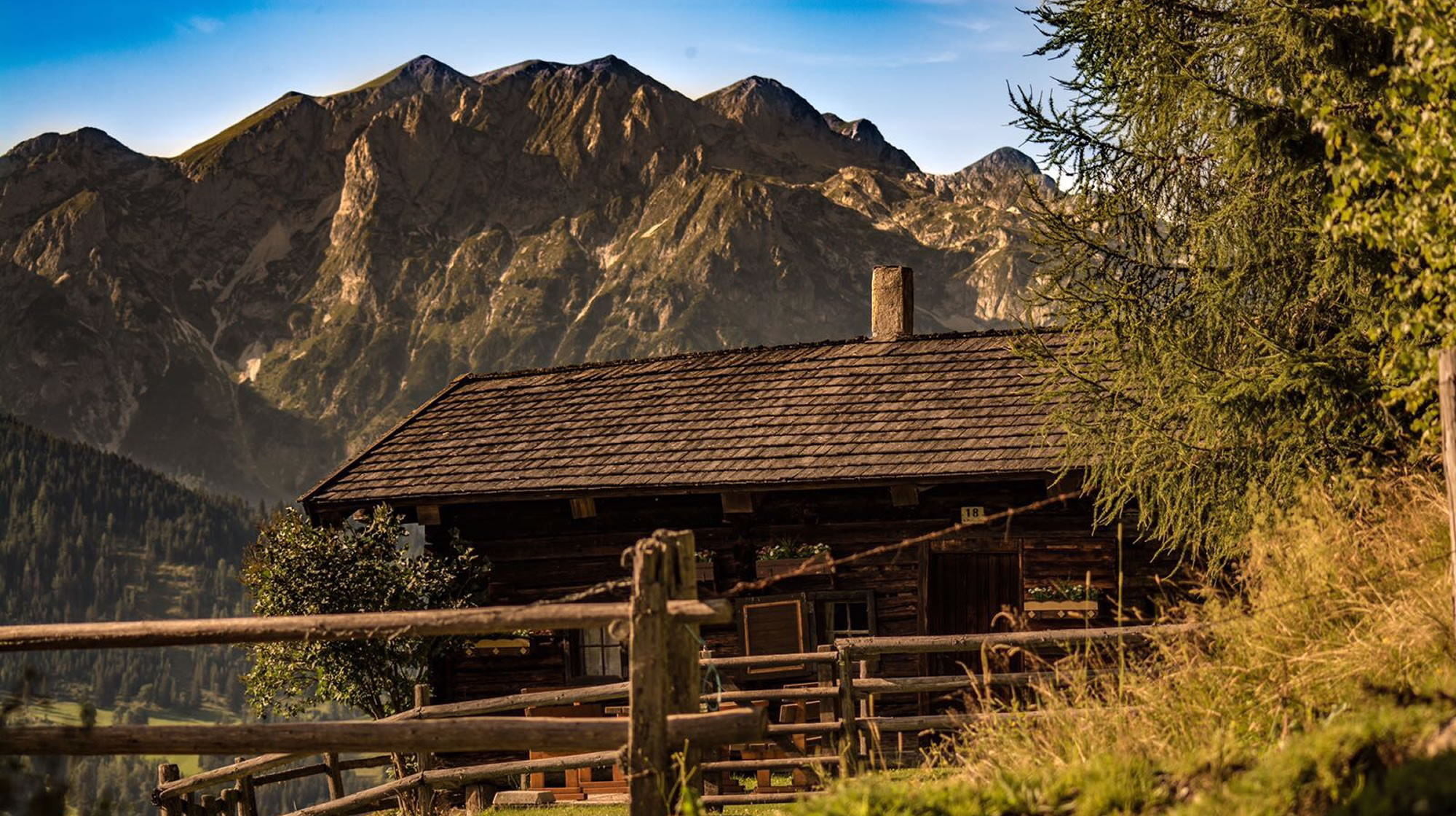 Almhütte mit Blick auf das Tennengebirgsmassiv © Markus Ampferer