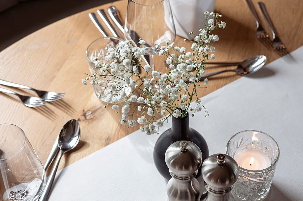 Gedeckter Tisch mit antikem Besteck